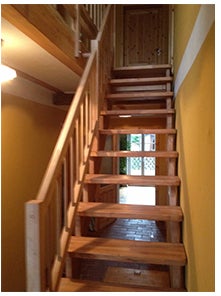 Massivholztreppe Lindos gerade mit Holzhandlauf Massivholztreppe Lindos gerade mit Holzhandlauf