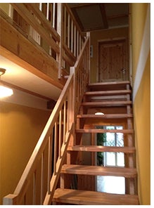 Massivholztreppe Lindos gerade mit Holzhandlauf Massivholztreppe Lindos gerade mit Holzhandlauf