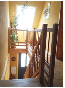 Massivholztreppe Lindos gerade mit Holzhandlauf Massivholztreppe Lindos gerade mit Holzhandlauf