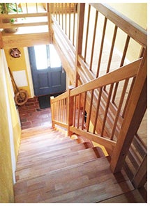 Massivholztreppe Lindos gerade mit Holzhandlauf Massivholztreppe Lindos gerade mit Holzhandlauf