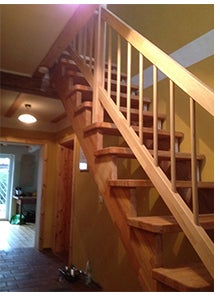 Massivholztreppe Lindos gerade mit Holzhandlauf Massivholztreppe Lindos gerade mit Holzhandlauf