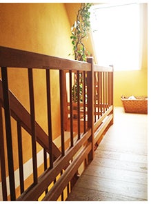 Massivholztreppe Lindos gerade mit Holzhandlauf Massivholztreppe Lindos gerade mit Holzhandlauf