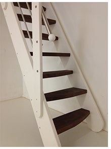 Massivholztreppe Samos mit Holz-Edelstahl Handlauf Massivholztreppe Samos mit Holz-Edelstahl Handlauf