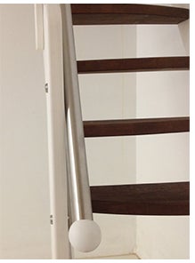 Massivholztreppe Samos mit Holz-Edelstahl Handlauf Massivholztreppe Samos mit Holz-Edelstahl Handlauf