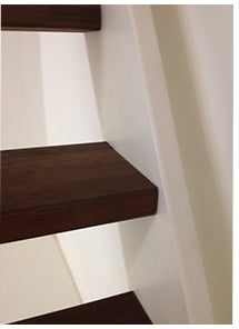 Massivholztreppe Samos mit Holz-Edelstahl Handlauf Massivholztreppe Samos mit Holz-Edelstahl Handlauf